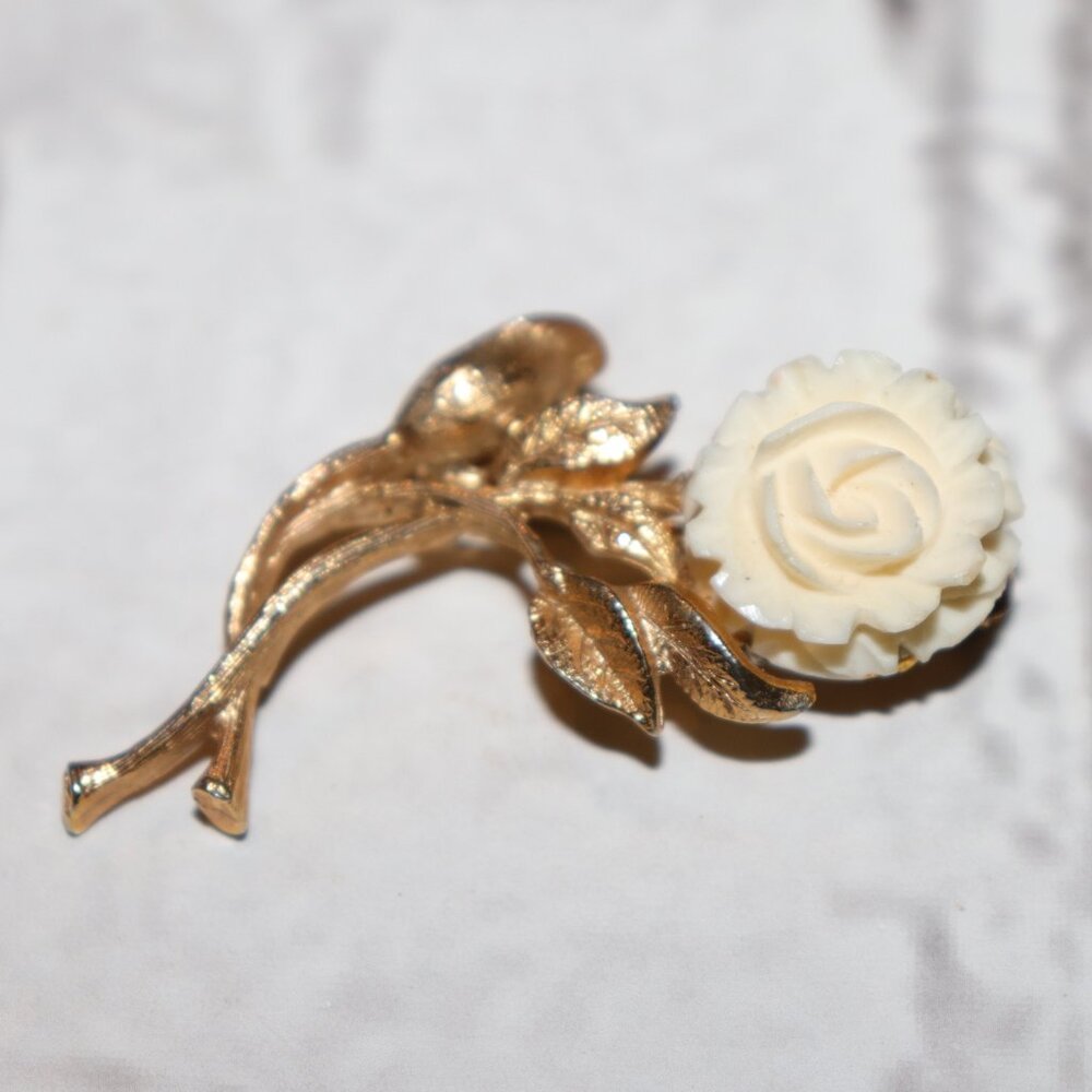 🌸 Vintage Gold Flower Brooch – Carved Flower Center – 1.5" Tall 💛